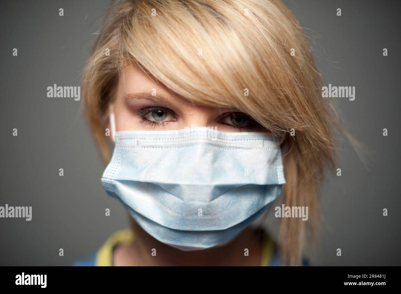 Studio gros plan portrait d'une jeune fille de 12 ans de race blanche portant un masque médical. Banque D'Images