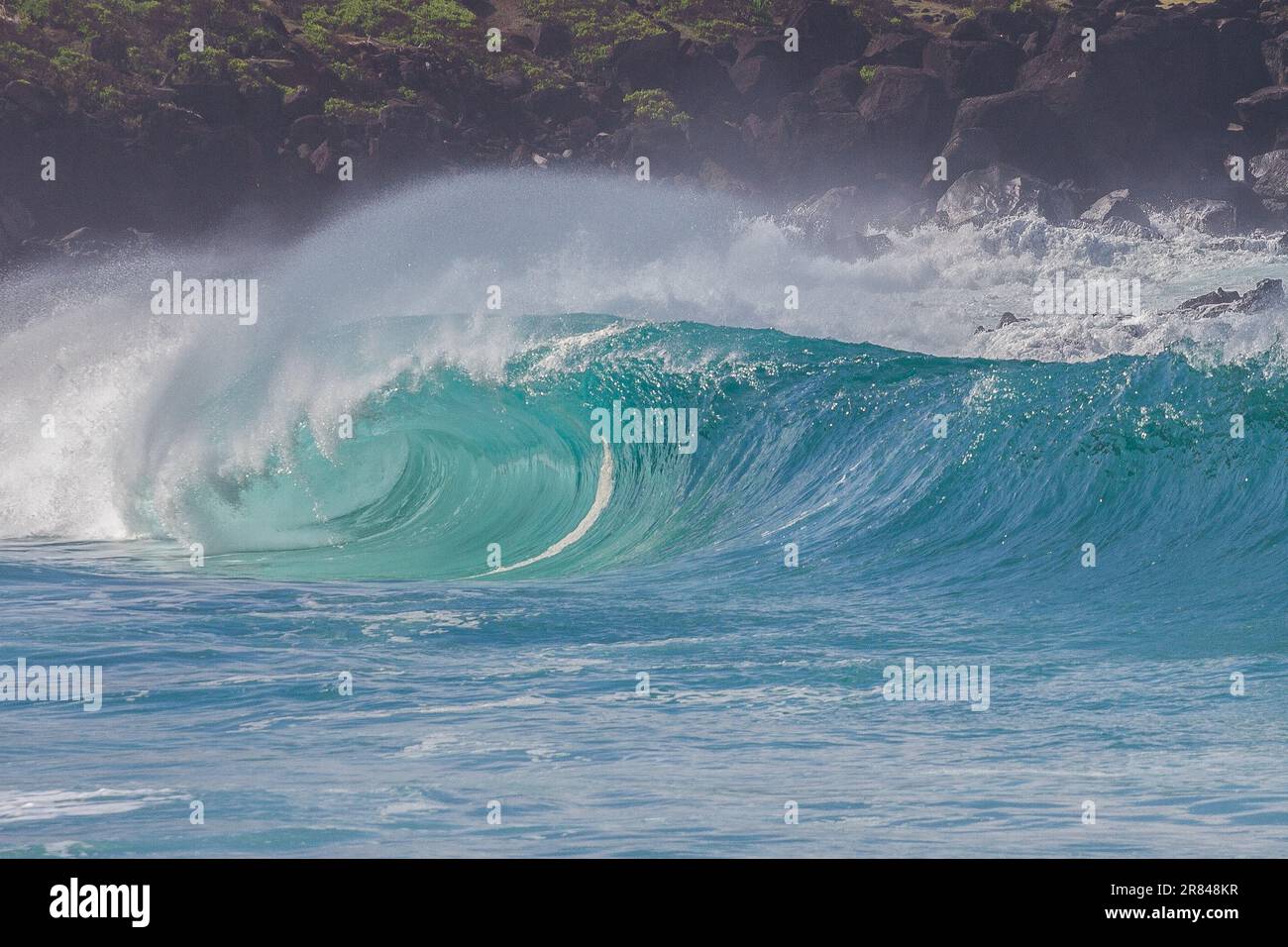 Ocean Wave s'écrase sur la plage de Waimea Bay à Hawaï Banque D'Images