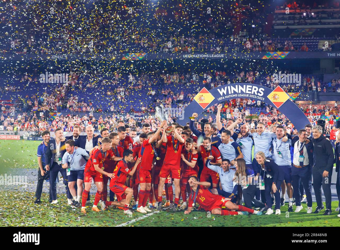 18-06-2023: Sport: Kroatie v Spanje ROTTERDAM, PAYS-BAS - JUIN 18: Les joueurs d'Espagne célébrant la victoire de la Ligue des Nations avec la coupe pendant le Banque D'Images