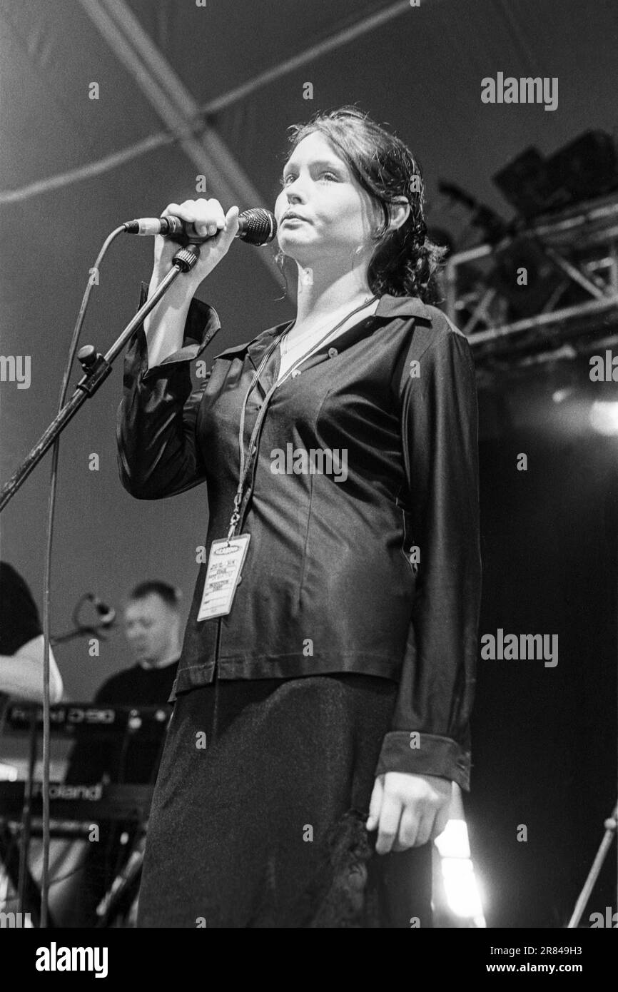 Sophie Ellis-Bextor, âgée de 18 ans, chantant avec le public au Reading Festival, au Royaume-Uni, le 24 août 1997. Photo : Rob Watkins Banque D'Images