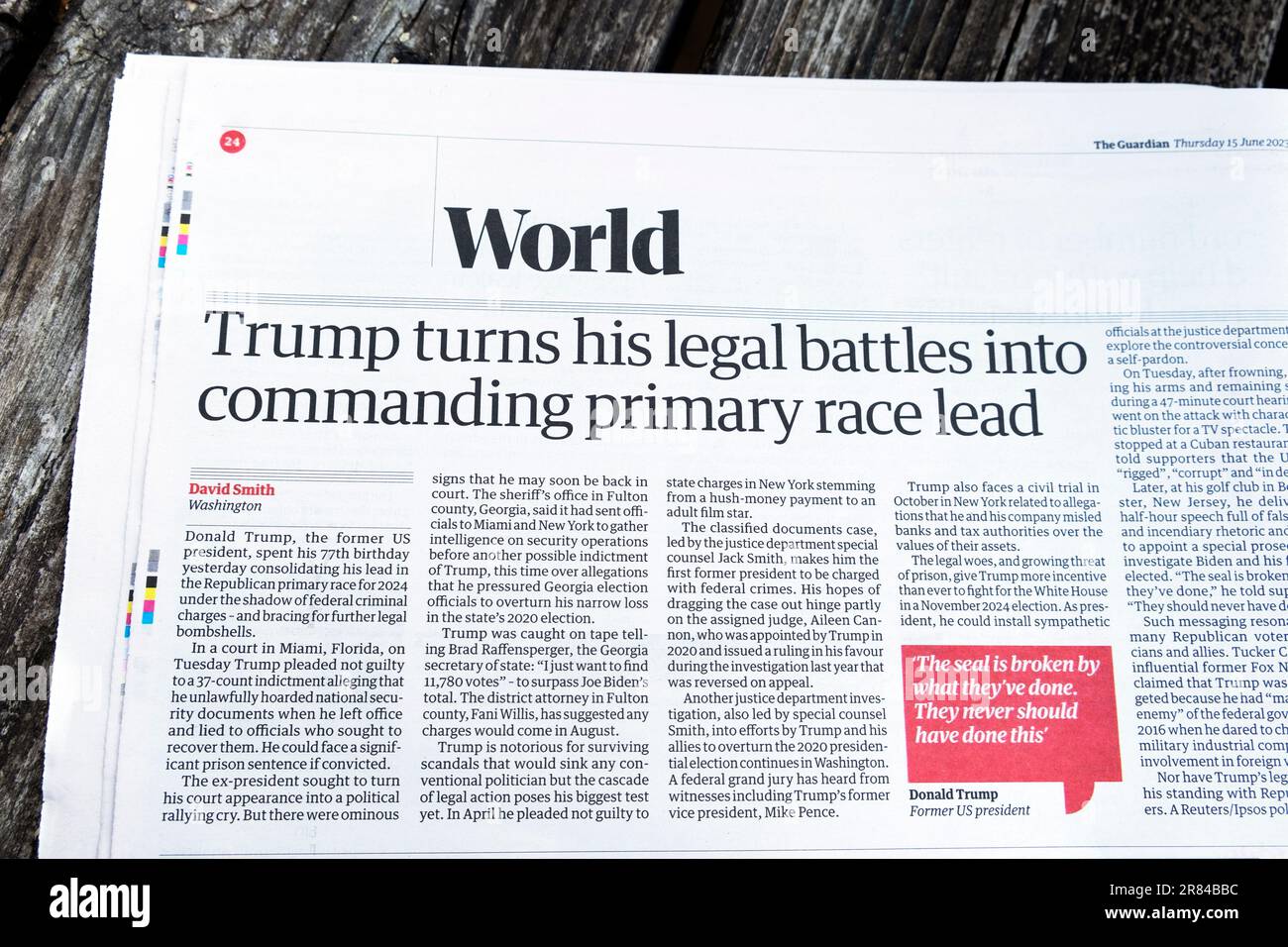 Donald 'Trump transforme ses batailles juridiques en commandant le premier chef de course' le journal Guardian titre de l'article électoral américain 15 juin 2023 Londres Royaume-Uni Banque D'Images