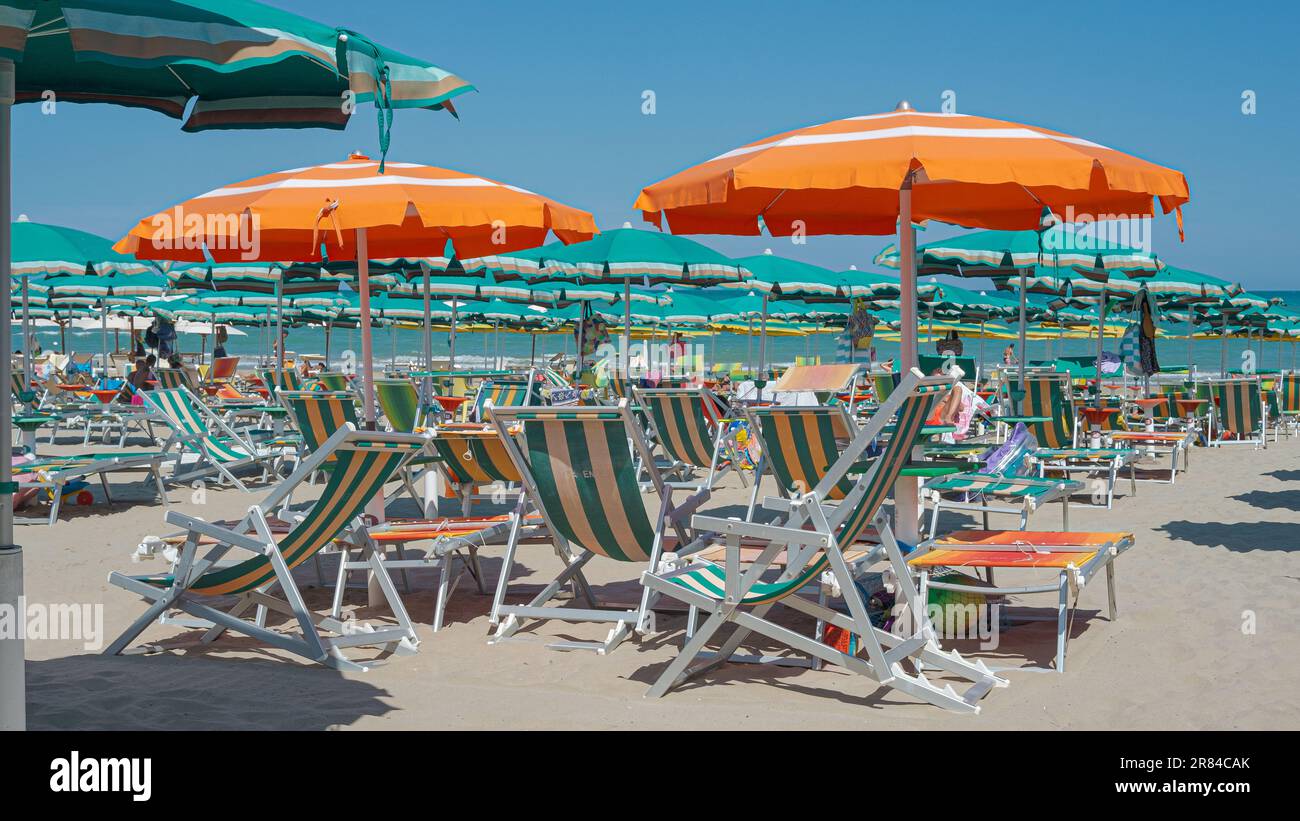 Une plage de sable avec des installations sur la mer Adriatique à l'heure du déjeuner. Grottammare, Acoli Piceno, Marche, Italie. Banque D'Images