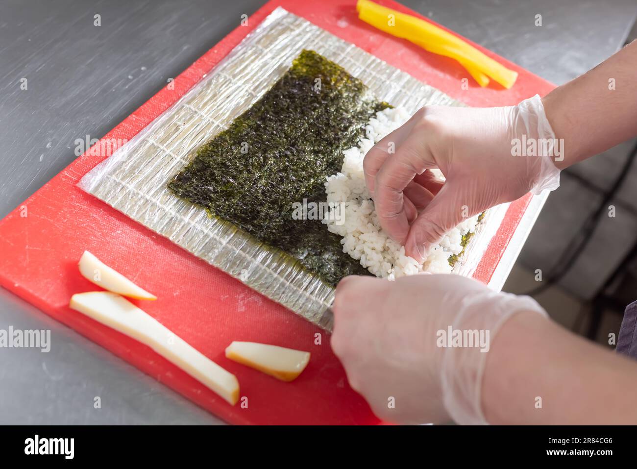 Faire cuire des sushis avec du daikon, du fromage et du calmar fumé. Photo de haute qualité Banque D'Images