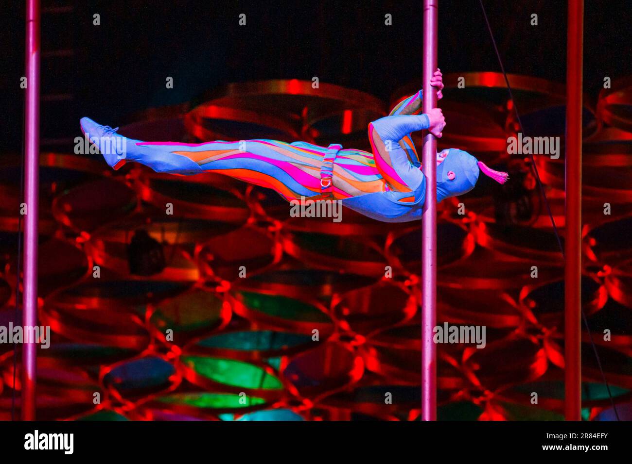 Un membre de la Chambre troupe sur les Polonais chinois qui se produit dans le spectacle Saltimbanco du Cirque du Soleil, Vector Arena, Auckland, Nouvelle-Zélande, Banque D'Images