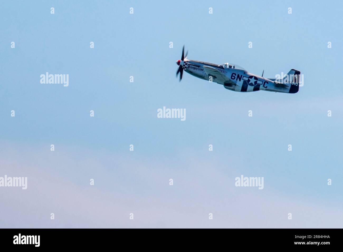 Jones Beach, New York, États-Unis - 26 mai 2023 : P-51 Mustang Fighter jet Fson au musée de l'aviation américaine, les oiseaux de guerre se présentant au salon aérien au-dessus de Jones Bea Banque D'Images