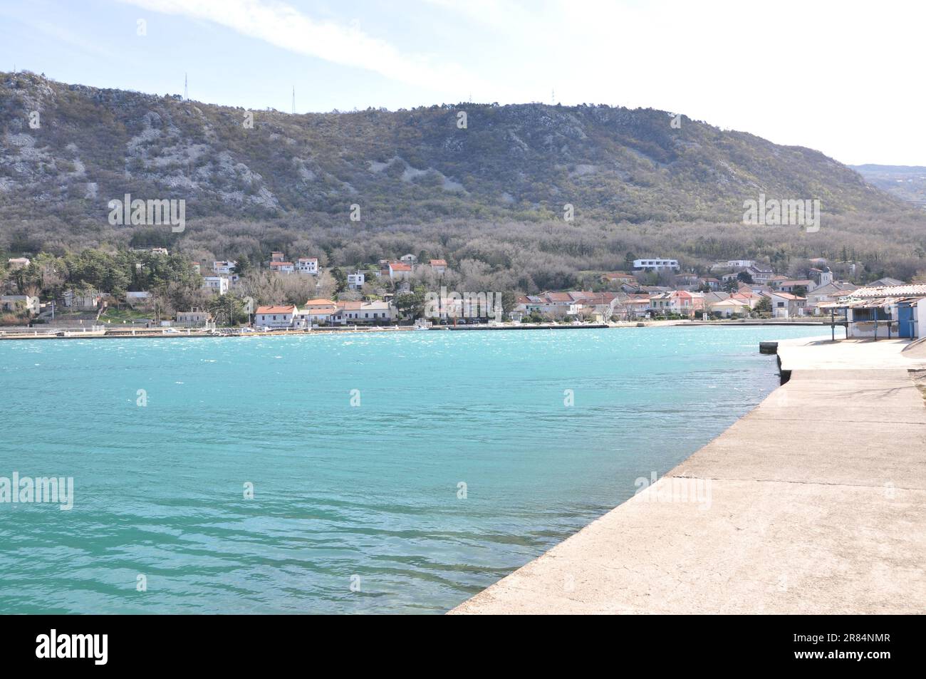 Vue panoramique de la ville de Bakarac avec mer Adriatique rugueuse en Croatie. Bakarac est une destination touristique populaire dans le golfe de Bakar près de Rijeka, mer Adriatique. Banque D'Images