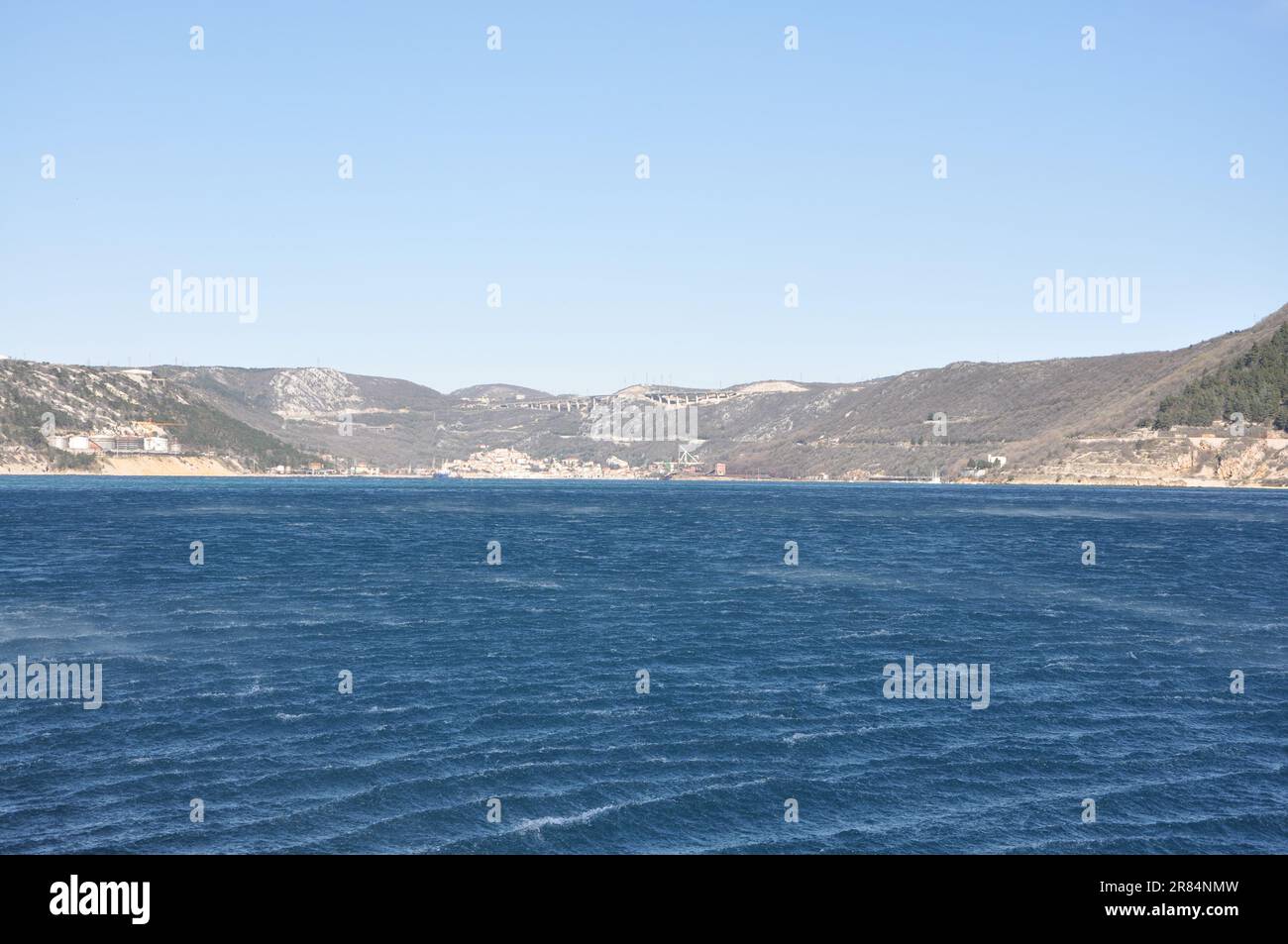 Vue panoramique de la ville de Bakar avec mer Adriatique rugueuse en Croatie. Bakar est un port pour le fret en vrac et était connu pour son complexe industriel. Banque D'Images