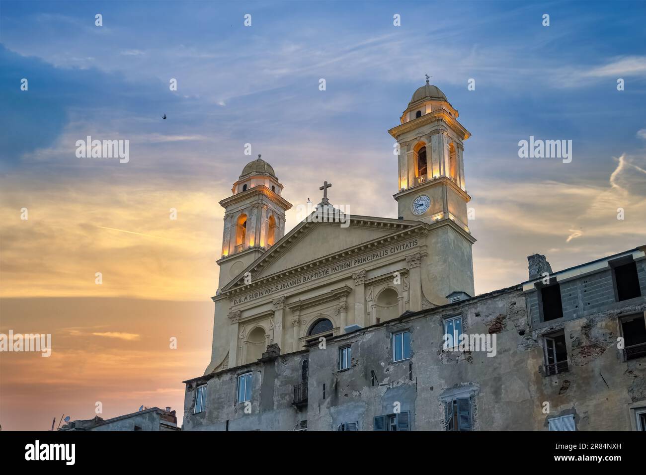 Bastia en Corse, église saint-jean-baptiste dans le vieux port, coucher de soleil Banque D'Images Bastia en Corse, église saint-jean-baptiste dans le vieux port, coucher de soleil Banque D'Images