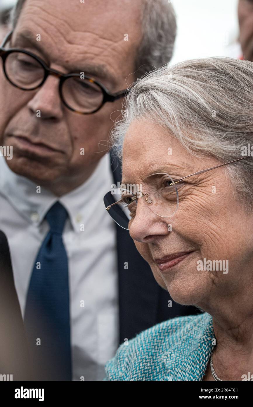 Elisabeth borne (avec Pierre Coppey en arrièreplan) est vue lors de la