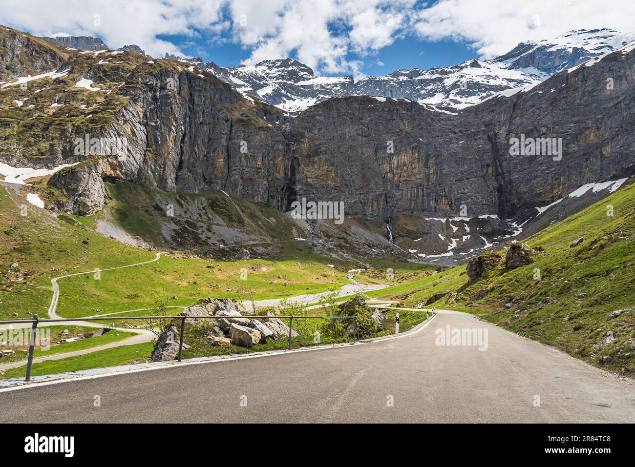 Rochers escarpés sur la route de montagne de Klausenpass reliant les cantons d'Uri et de Glaris dans les Alpes suisses, Spiringen, canton d'Uri, Suisse Banque D'Images
