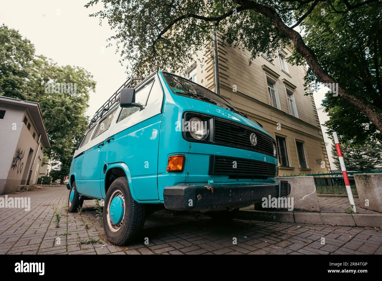 Belle bleu et blanc vintage VW garée dans la région post-communiste de Muranow, district de Varsovie, Pologne. Banque D'Images