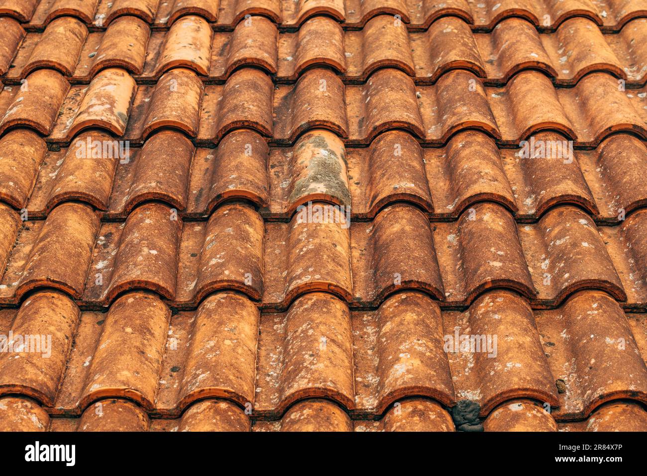 Les anciennes tuiles rustiques de toit en terre cuite sont décorées comme arrière-plan, avec des détails architecturaux de Lovran, Croatie Banque D'Images