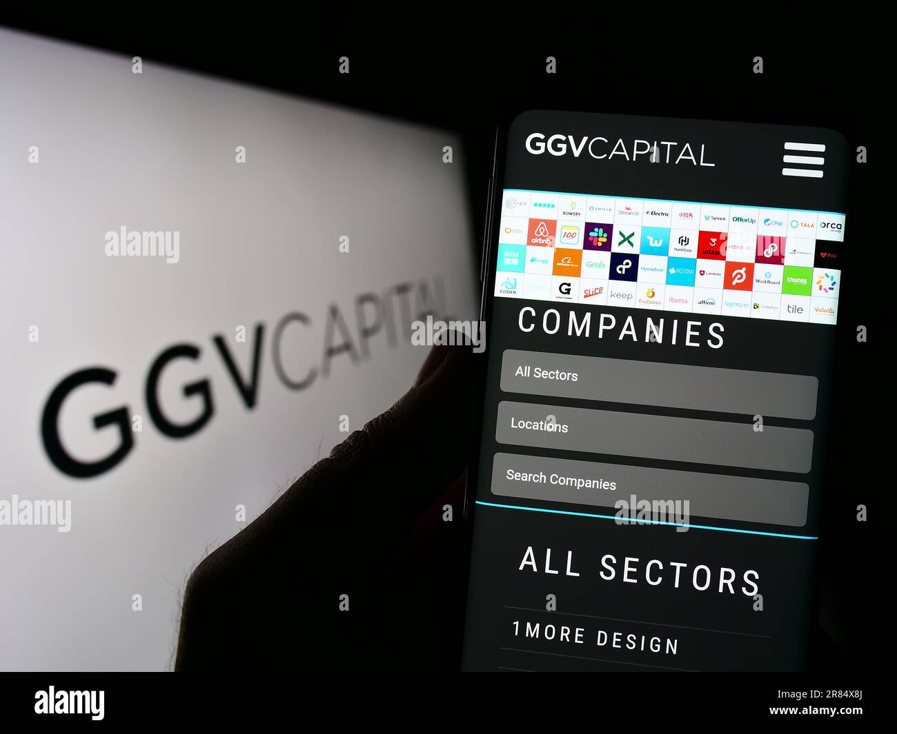 Personne tenant le téléphone portable avec la page Web de la société d'investissement GGV Capital sur l'écran devant le logo d'entreprise. Concentrez-vous sur le centre de l'écran du téléphone. Banque D'Images