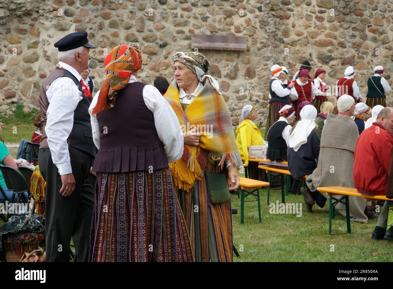 Dobele, Lettonie - 27 mai 2023. Le folklore letton et la culture traditionnelle populaire. Groupe d'aînés en costumes nationaux lettons dans une fête au cultu Banque D'Images