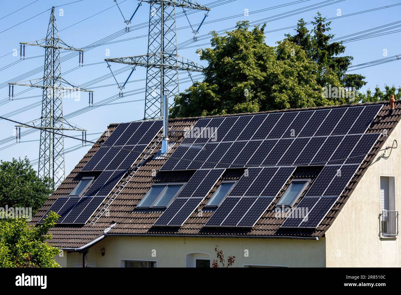 Pylônes haute tension à Herdecke avec ligne de 380 kilovolts avec pylônes jusqu'à 90 mètres de haut de l'opérateur de réseau Amprion, toit de maison avec photovoltaïque Banque D'Images