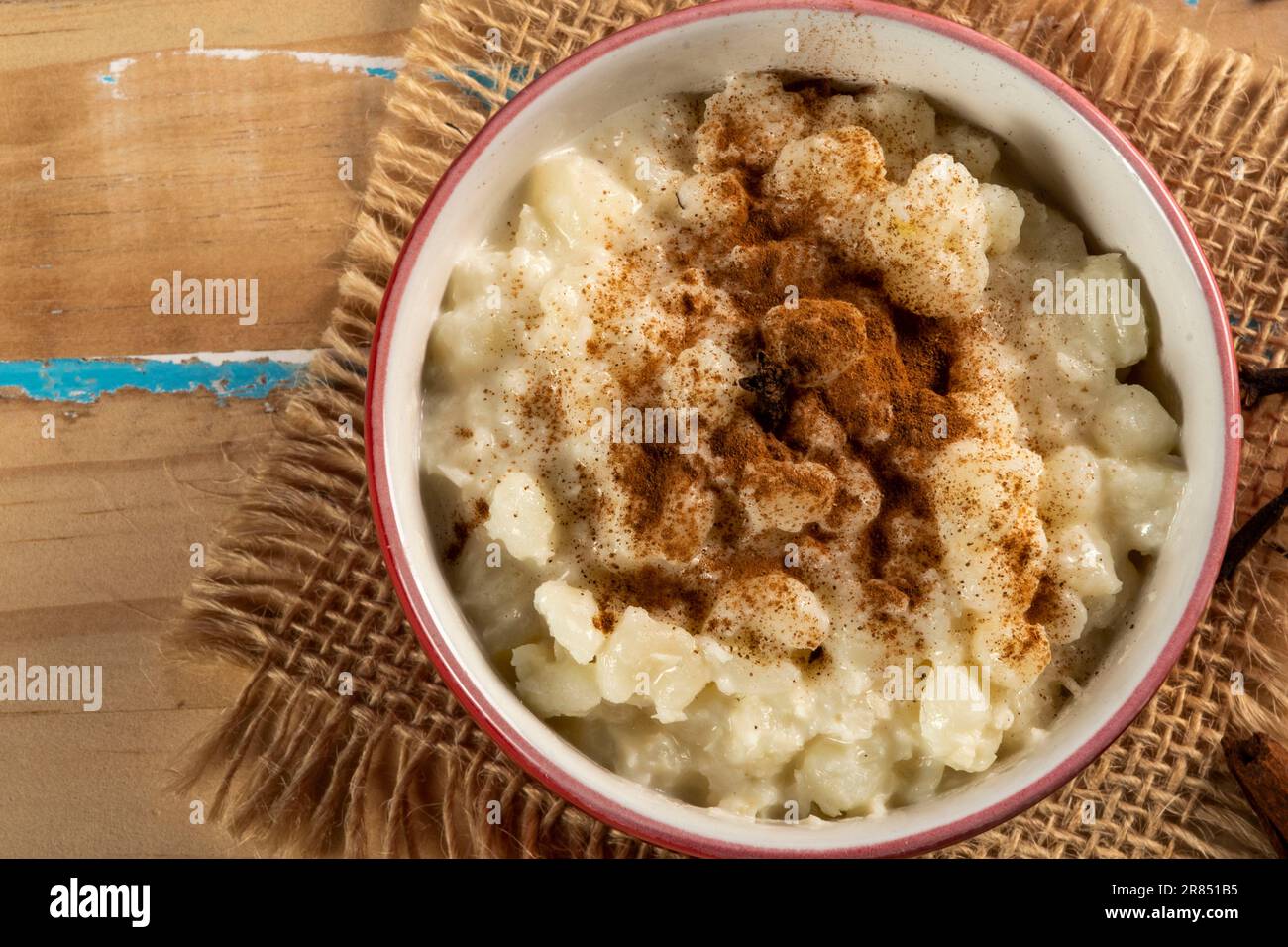 Dessert sucré brésilien typique, fait avec du maïs Canjica. Porridge blanc avec cannelle et noix de coco et lait condensé. Consommé lors des festivités de juin (fe Banque D'Images