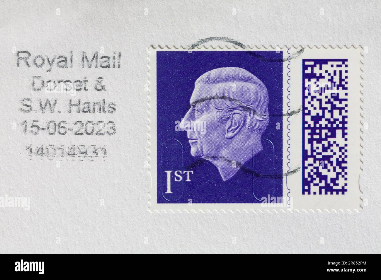 Timbre violet de 1ère classe, timbre de 1ère classe avec tête du roi Charles III, collé sur l'enveloppe - timbre à code-barres, timbre à code-barres UK 2023 - affranchissement de 1ère classe Banque D'Images