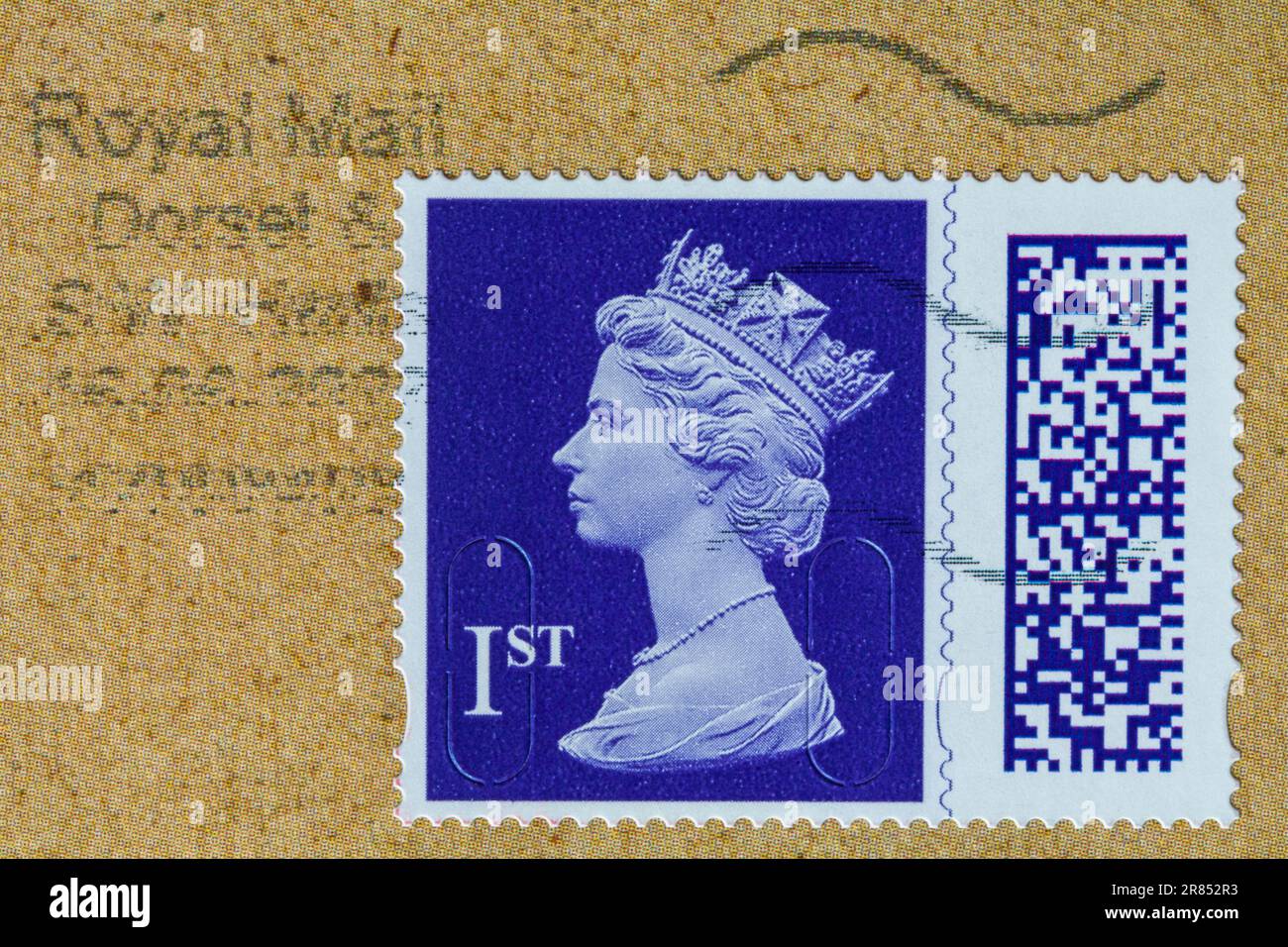 Timbre violet de 1ère classe avec tête de la reine Elizabeth II, collé sur l'enveloppe - timbre à code à barres, timbre à barres UK 2022 - timbre-poste de première classe Banque D'Images