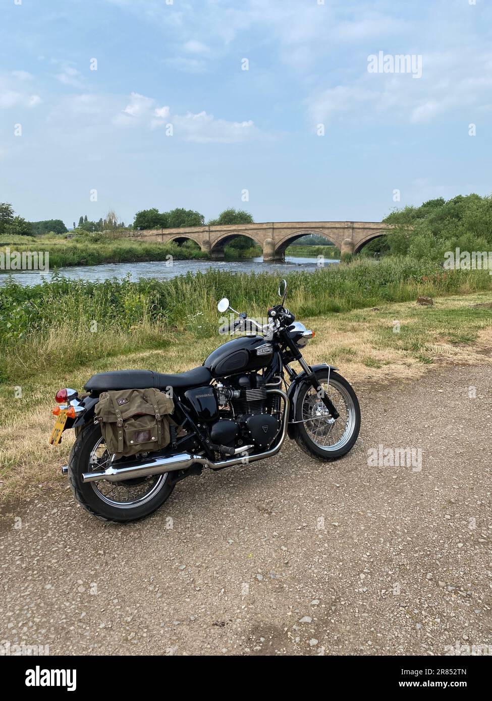 Triomphe Bonneville T100 construit à Hinkley en 2005, photographié à Swarkestone, Derbyshire, Angleterre. À côté du pont historique Swarkestone. Banque D'Images