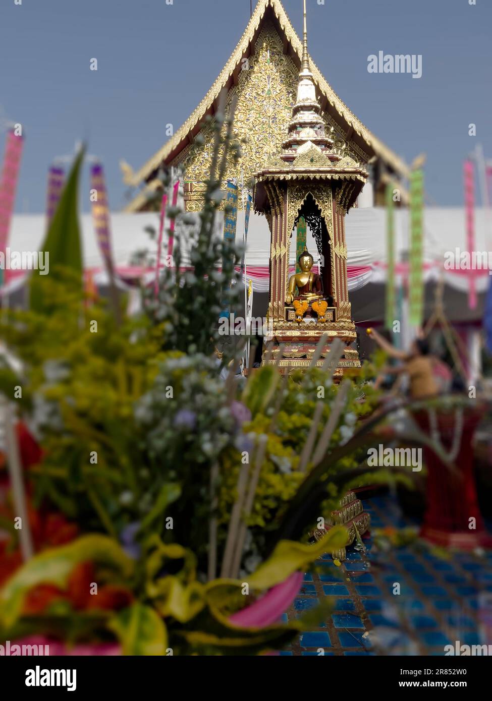 Une foule de personnes qui adoraient offrir des fleurs ont assisté à une cérémonie pour adorer le pilier de la ville (festival Inthakin) au temple de Chedi Luang Banque D'Images