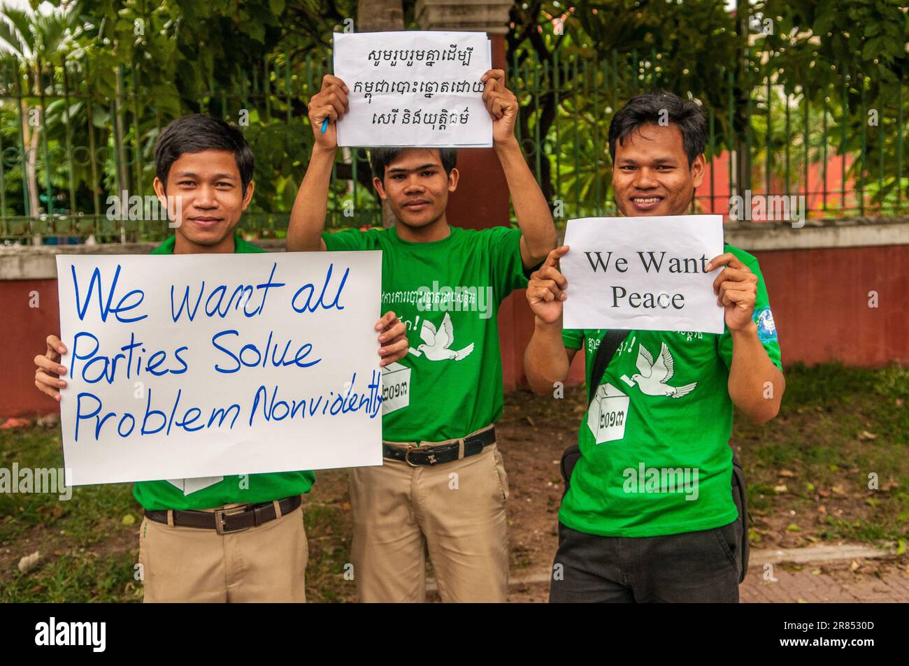 De jeunes Cambodgiens tenant des pancartes électorales "nous voulons non-violents" lors des élections générales de 2013. Phnom Penh, Cambodge. © Kraig Lieb Banque D'Images