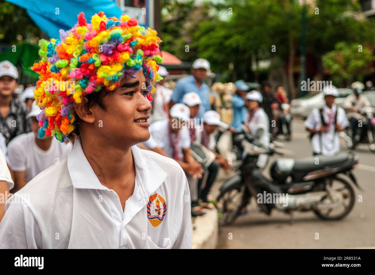 Hun Sen, partisan, portant une perruque colorée lors d'un rassemblement politique avant l'élection générale de 2013 pour le Premier ministre. Phnom Penh, Cambodge. © Kraig Lieb Banque D'Images Hun Sen, partisan, portant une perruque colorée lors d'un rassemblement politique avant l'élection générale de 2013 pour le Premier ministre. Phnom Penh, Cambodge. © Kraig Lieb Banque D'Images