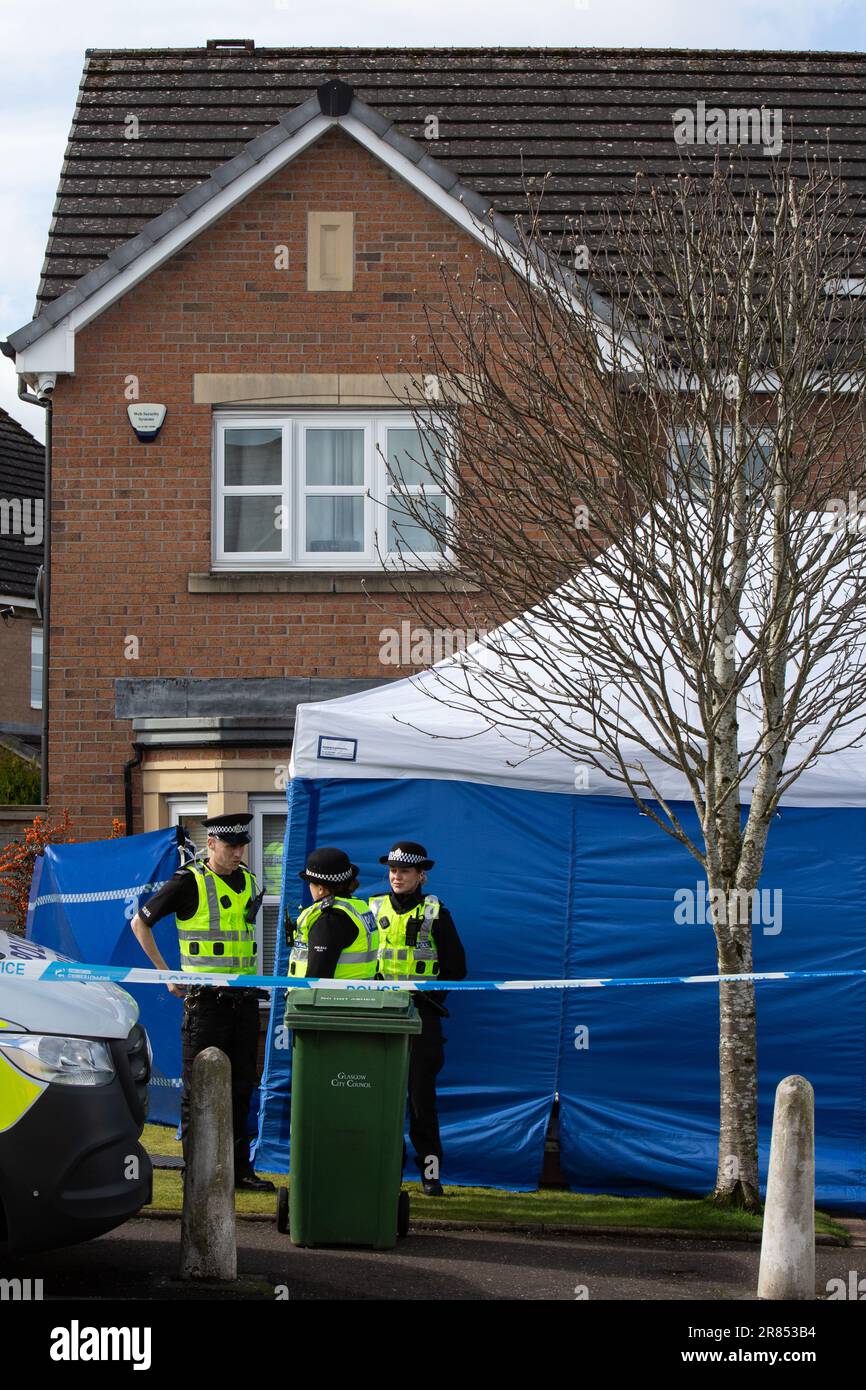 La police garde à côté de la maison de l'ancien dirigeant du Parti national écossais et ancien Premier ministre d'Écosse Nicola Sturgeon et de son mari l'ancien PDG du Parti national écossais Peter Murrell, le lendemain de l'arrestation de Murrell et de son interrogatoire par la police en raison d'irrégularités financières du SNP, À Glasgow, en Écosse, le 6 avril 2023. Banque D'Images