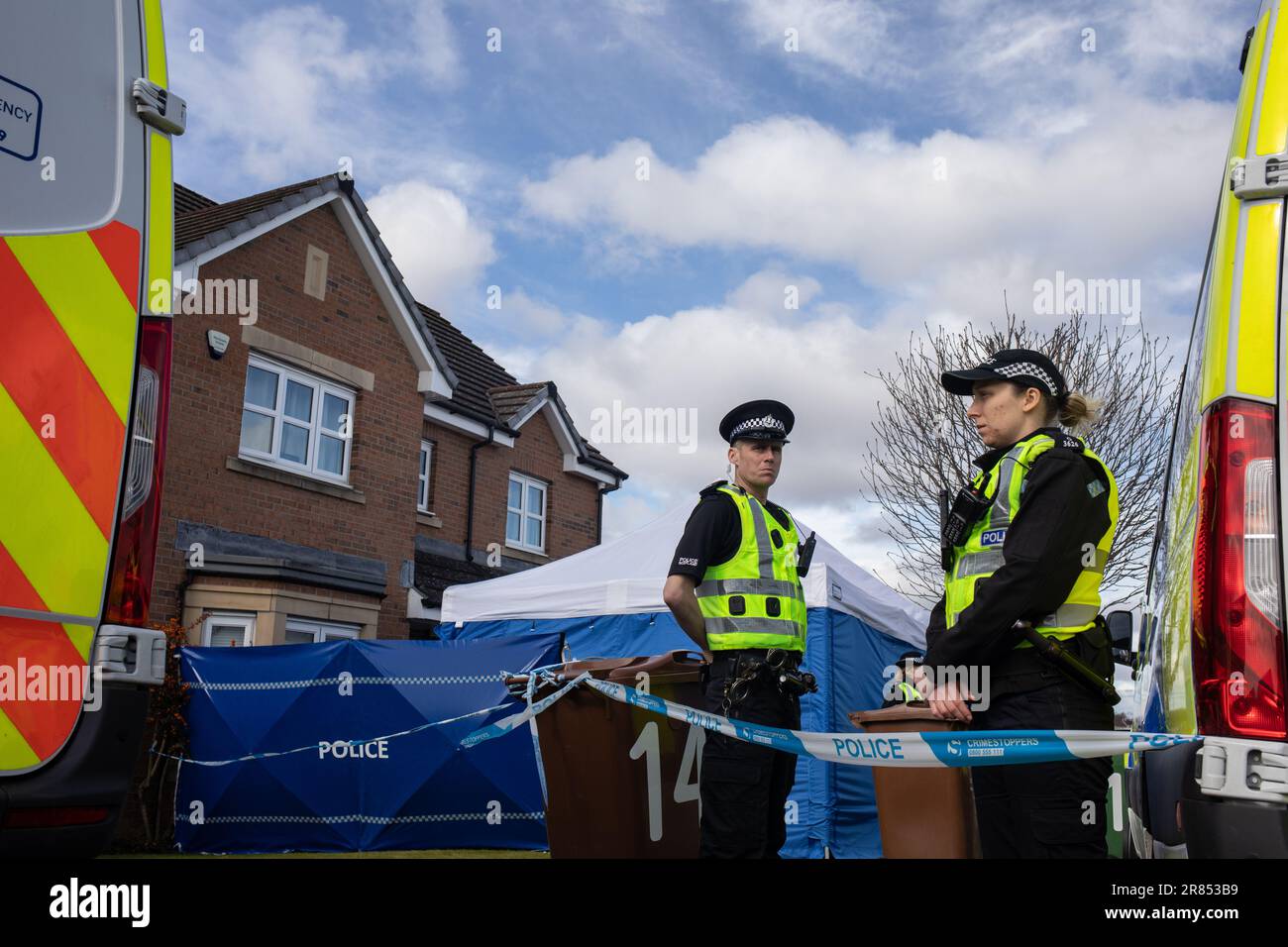 La police garde à côté de la maison de l'ancien dirigeant du Parti national écossais et ancien Premier ministre d'Écosse Nicola Sturgeon et de son mari l'ancien PDG du Parti national écossais Peter Murrell, le lendemain de l'arrestation de Murrell et de son interrogatoire par la police en raison d'irrégularités financières du SNP, À Glasgow, en Écosse, le 6 avril 2023. Banque D'Images