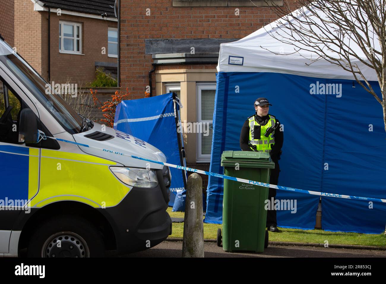 La police garde à côté de la maison de l'ancien dirigeant du Parti national écossais et ancien Premier ministre d'Écosse Nicola Sturgeon et de son mari l'ancien PDG du Parti national écossais Peter Murrell, le lendemain de l'arrestation de Murrell et de son interrogatoire par la police en raison d'irrégularités financières du SNP, À Glasgow, en Écosse, le 6 avril 2023. Banque D'Images