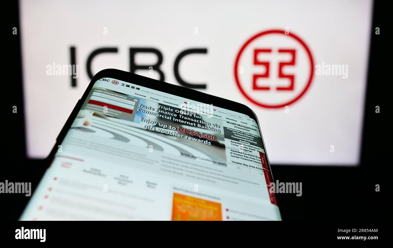 Smartphone avec la page Web de la société chinoise de services financiers ICBC à l'écran devant le logo de l'entreprise. Faites la mise au point dans le coin supérieur gauche de l'écran du téléphone. Banque D'Images