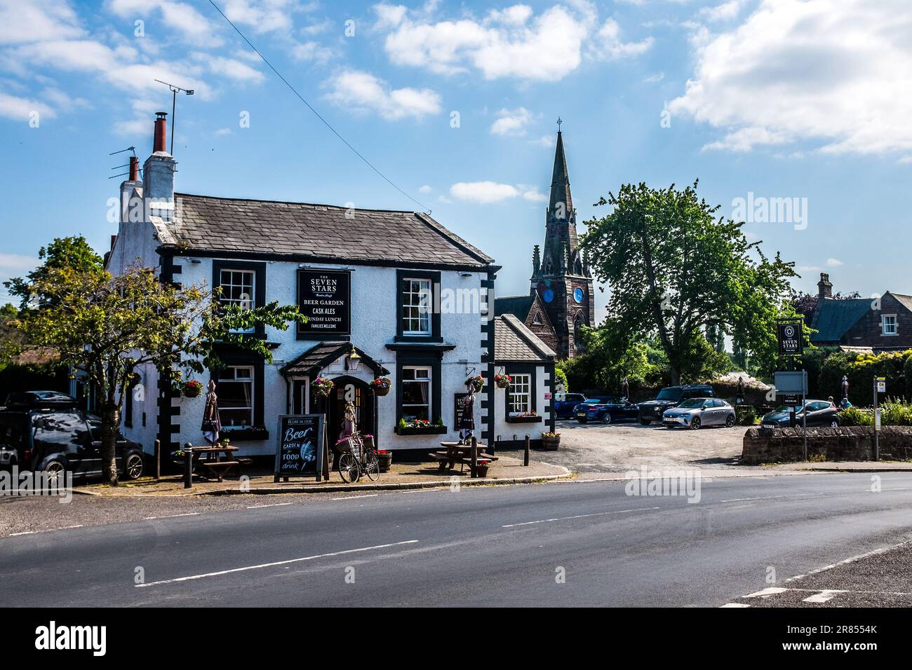 Le centre du village de Thornton Hough, avec le pub Seven Stars au premier plan. Banque D'Images