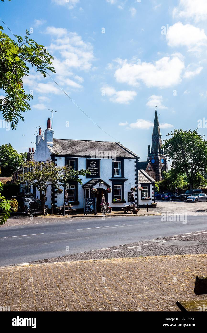 Le centre du village de Thornton Hough, avec le pub Seven Stars au premier plan. Banque D'Images