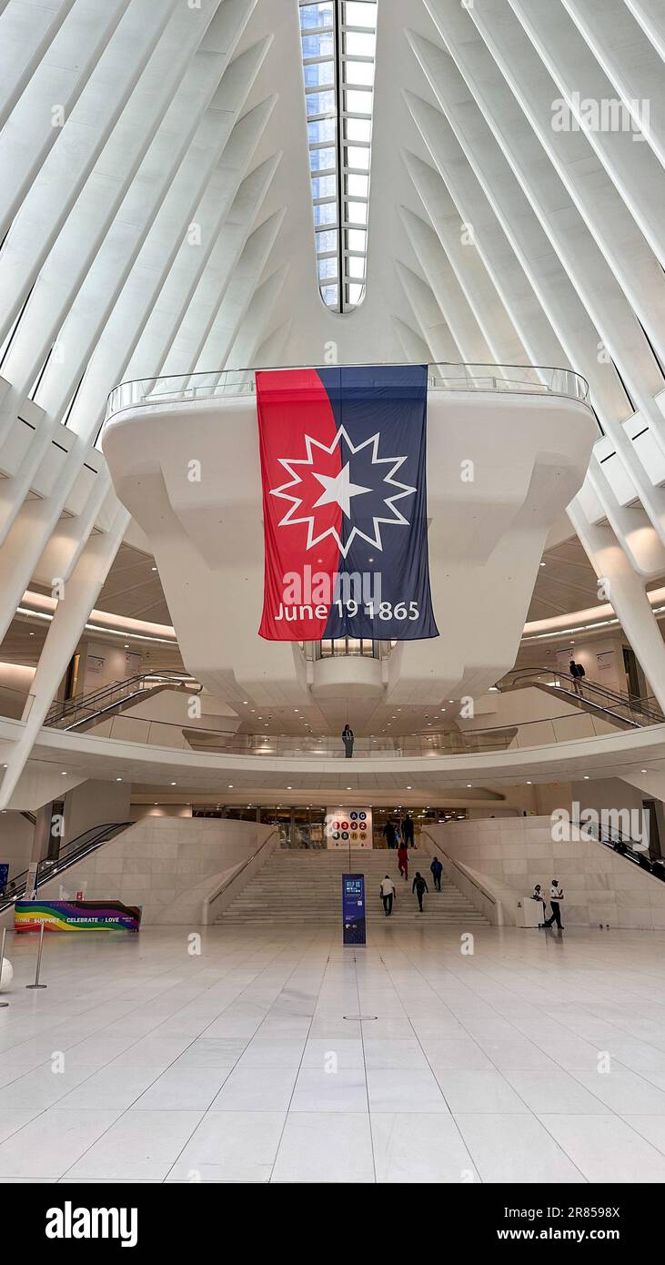 New York, Estados Unidos. 19th juin 2023. Drapeau célébrant le dix-septième jour de vacances est vu à la station Oculus dans le WTC. Le dix-septième jour est une fête nationale aux États-Unis commémorant l'émancipation des Afro-Américains asservis. Elle est généralement considérée comme une célébration de la culture afro-américaine. Originaire de la région de Galveston, au Texas, il est célébré chaque année sur 19 juin dans diverses parties des États-Unis depuis 1866. (Photo: William Volcov) crédit: Brésil photo Press/Alay Live News Banque D'Images