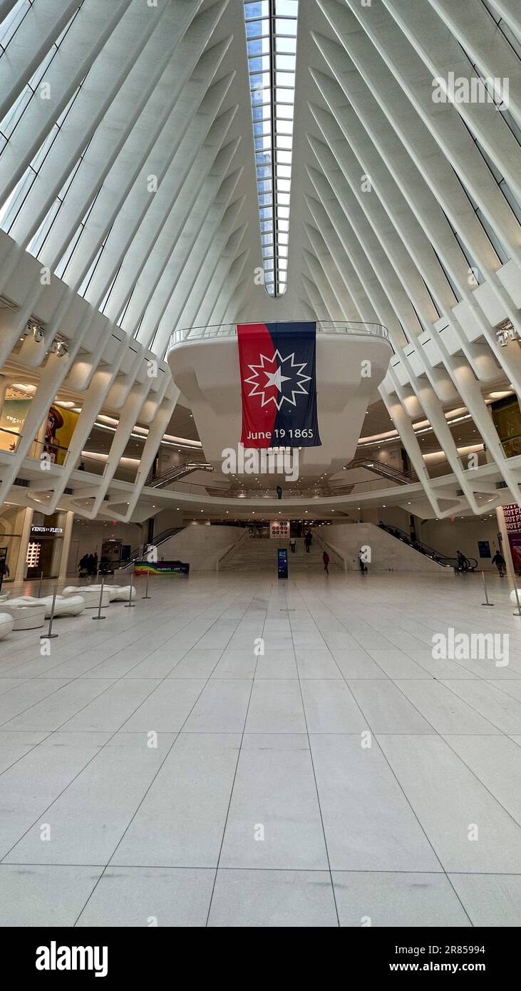 New York, Estados Unidos. 19th juin 2023. Drapeau célébrant le dix-septième jour de vacances est vu à la station Oculus dans le WTC. Le dix-septième jour est une fête nationale aux États-Unis commémorant l'émancipation des Afro-Américains asservis. Elle est généralement considérée comme une célébration de la culture afro-américaine. Originaire de la région de Galveston, au Texas, il est célébré chaque année sur 19 juin dans diverses parties des États-Unis depuis 1866. (Photo: William Volcov) crédit: Brésil photo Press/Alay Live News Banque D'Images