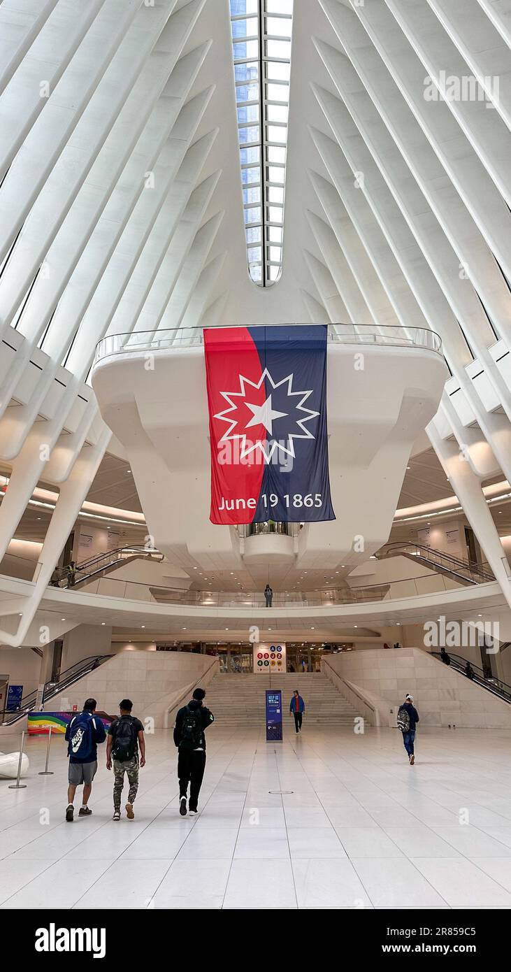 New York, Estados Unidos. 19th juin 2023. Drapeau célébrant le dix-septième jour de vacances est vu à la station Oculus dans le WTC. Le dix-septième jour est une fête nationale aux États-Unis commémorant l'émancipation des Afro-Américains asservis. Elle est généralement considérée comme une célébration de la culture afro-américaine. Originaire de la région de Galveston, au Texas, il est célébré chaque année sur 19 juin dans diverses parties des États-Unis depuis 1866. (Photo: William Volcov) crédit: Brésil photo Press/Alay Live News Banque D'Images