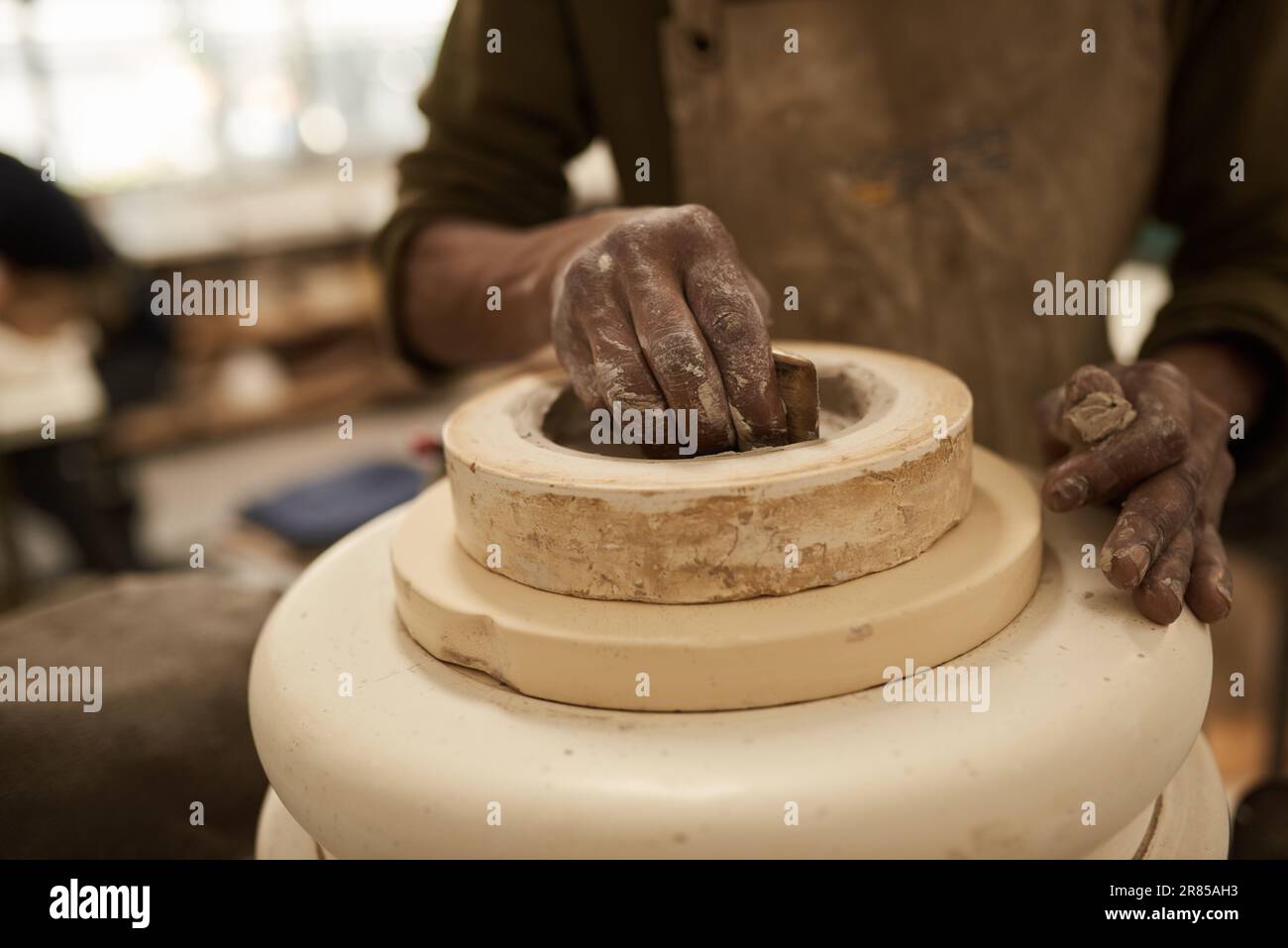 Céramiste africain moulant de l'argile sur une roue de poterie dans un studio Banque D'Images