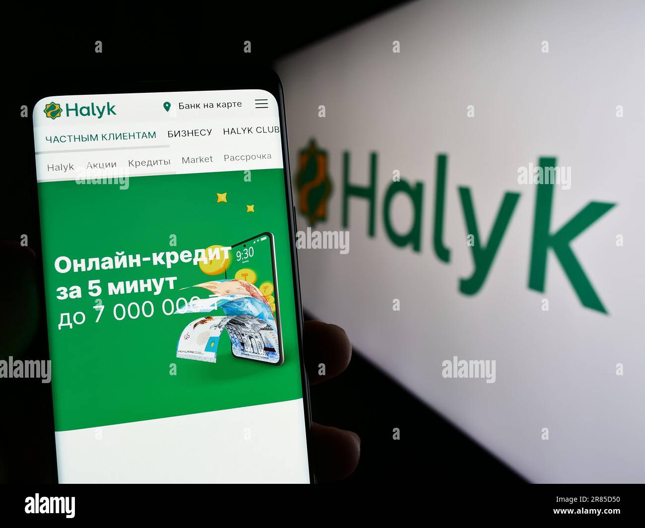 Personne tenant un smartphone avec la page web de la société de services financiers kazakh Halyk Bank à l'écran avec le logo. Concentrez-vous sur le centre de l'écran du téléphone. Banque D'Images