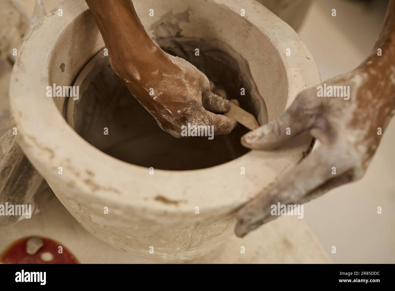 Céramiste africain travaillant sur un pot d'argile dans un atelier de studio Banque D'Images