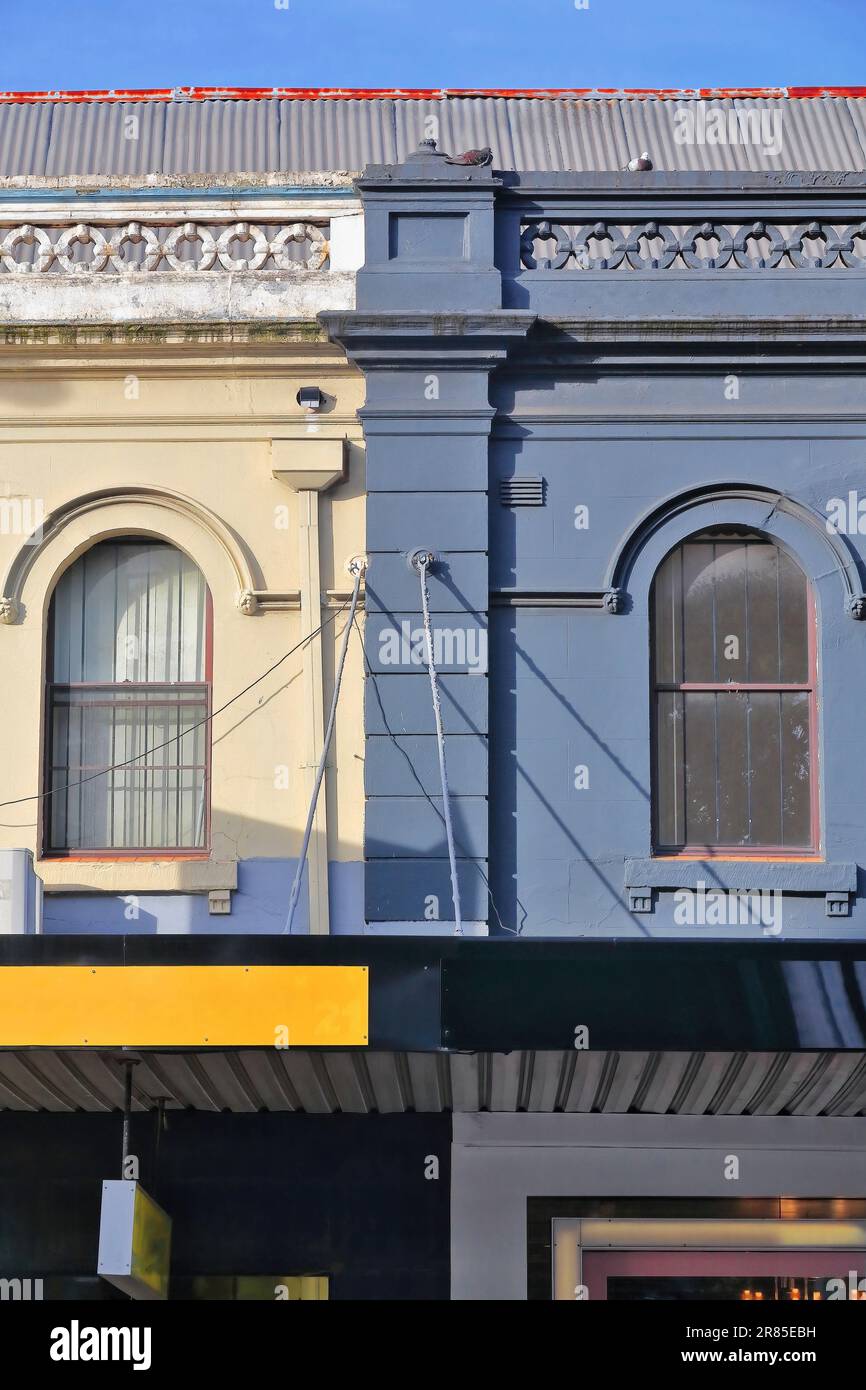 704 façades de terrasses commerciales victoriennes anciennes avec parapet de toiture balustrade sur Oxford Street, Paddington. Sydney-Australie. Banque D'Images