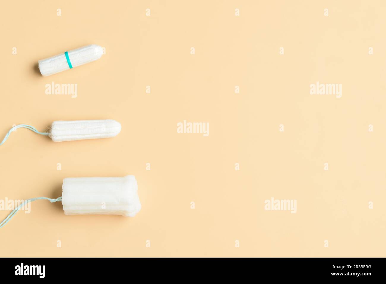 Différents tampons menstruels sur fond beige Banque D'Images