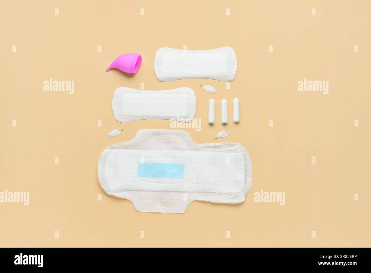 Composition avec coussinets menstruels, tasse et tampons sur fond beige Banque D'Images