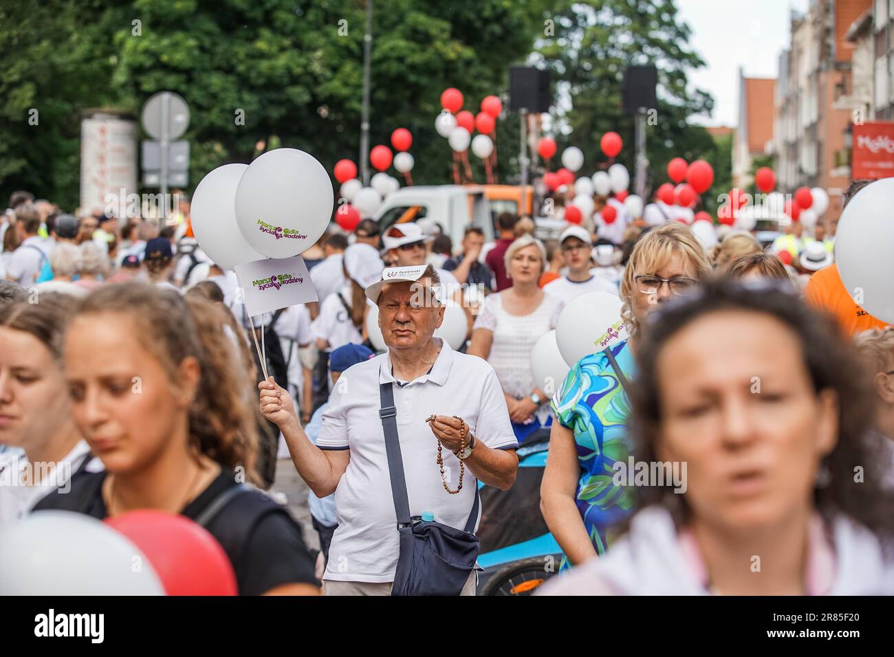 Gdansk, Pologne. 18th juin 2023. Gdansk, Pologne juin 18th. 2023 personnes portant les drapeaux de la Pologne, Jean-Paul les deuxièmes portraits et slogans pro-vie sont vus à Gdansk, Pologne le 18 juin 2023 une douzaine de personnes, pour la plupart des retraités, ont participé à la Marche nationale pour la vie et la famille organisée par l'église catholique, des organisations pro-vie et d'extrême-droite avec un fort soutien du parti droit et Justice (PiS) au pouvoir. Ils exigent l'avortement total et l'interdiction de la contraception en Pologne. Credit: Vadim Pacajev/Alay Live News Banque D'Images