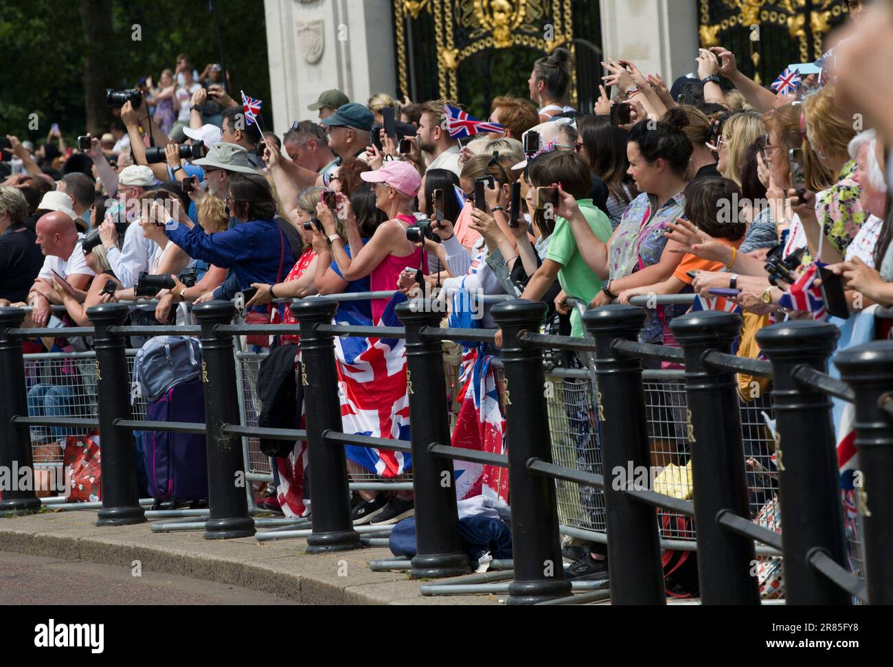 La foule regardant Trooping la couleur 2023 Banque D'Images