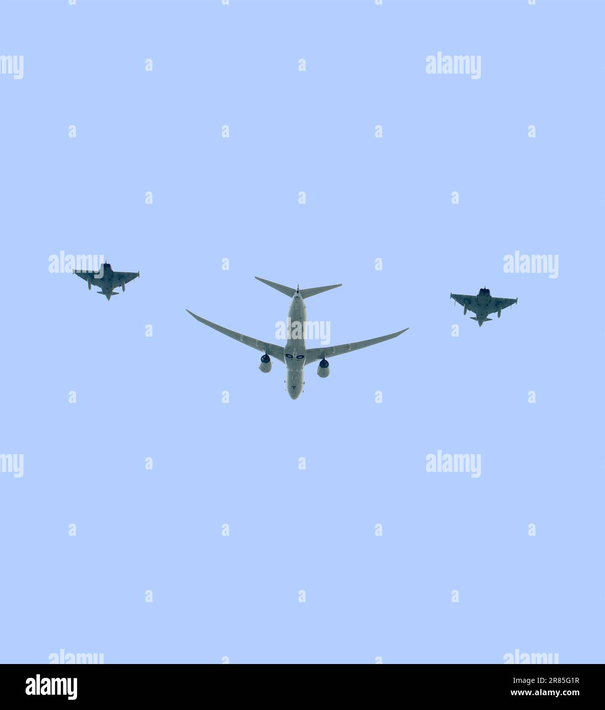 Poseidon P-8A et 2 Jets Typhoon Flupast Trooping la couleur 2023 Banque D'Images