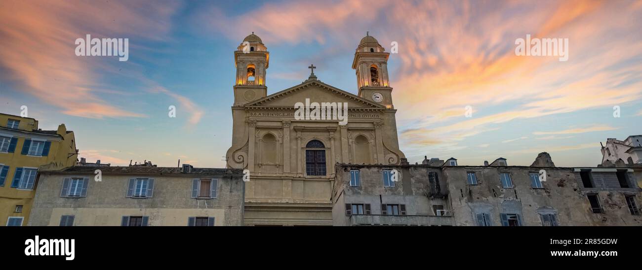 Bastia en Corse, l'église Saint-Jean-Baptiste dans le vieux port au coucher du soleil Banque D'Images Bastia en Corse, l'église Saint-Jean-Baptiste dans le vieux port au coucher du soleil Banque D'Images