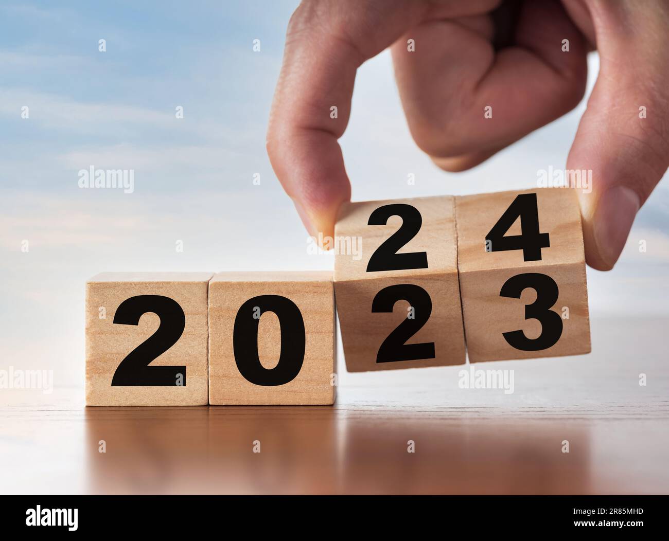 2024 concept d'entreprise de croissance de succès. Cubes en bois de flip main d'homme d'affaires de la nouvelle année 2024 avec plan d'objectifs d'action. Banque D'Images