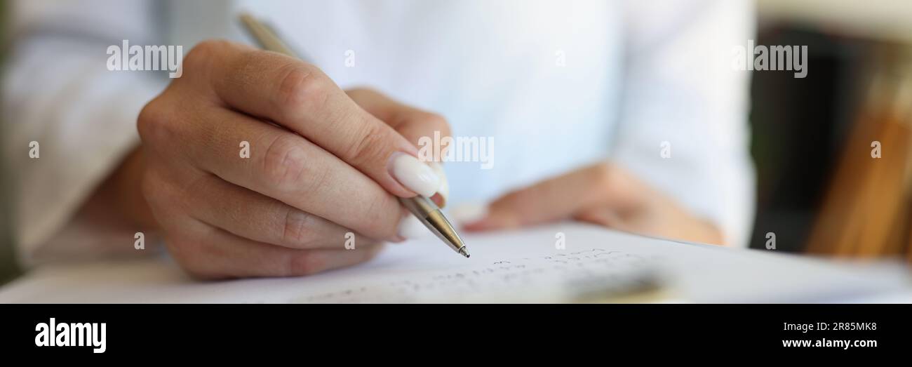 Le médecin généraliste du bureau remplit les documents médicaux Banque D'Images