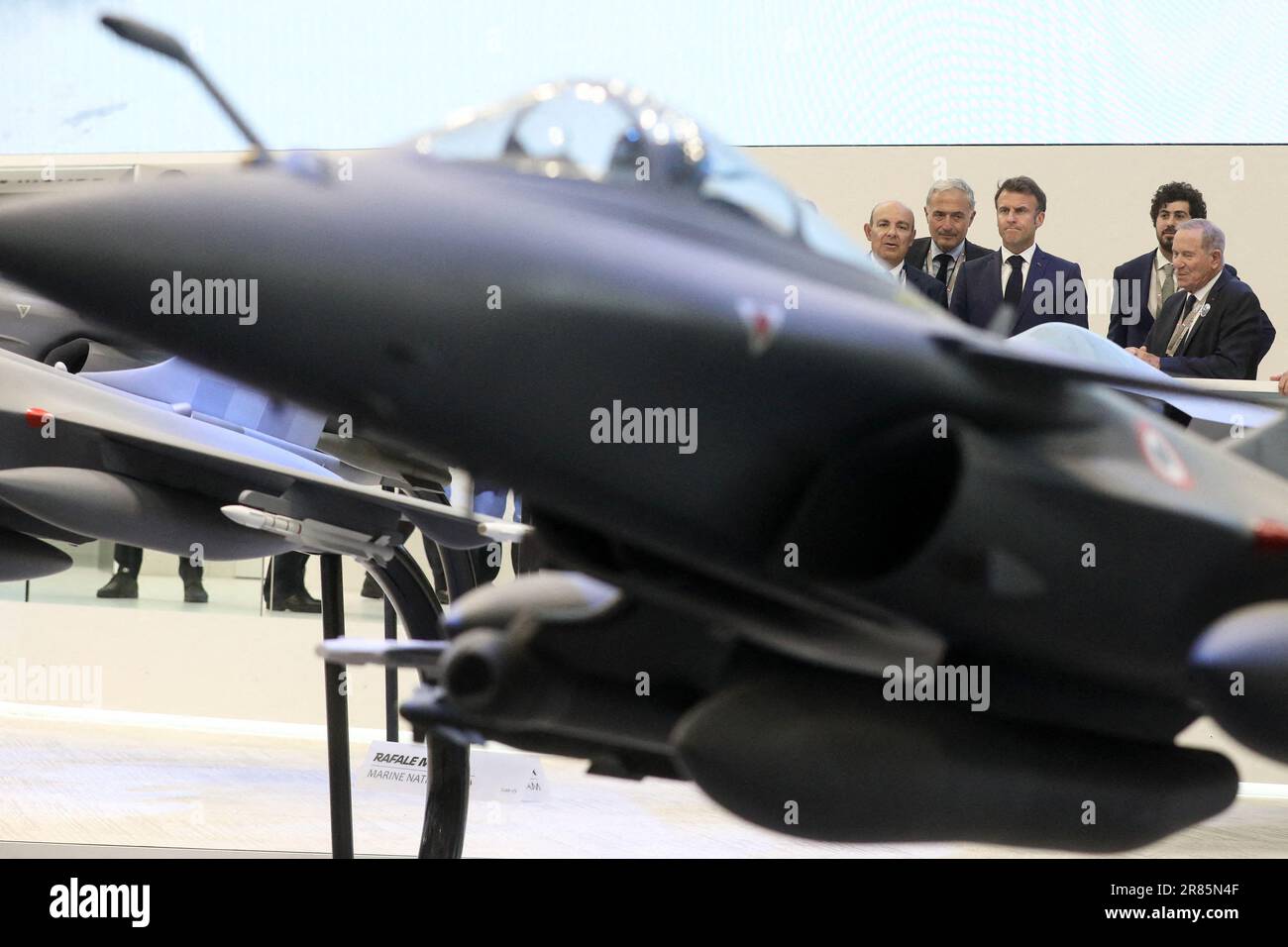 Le Bourget, France. 19th juin 2023. Eric trappier, PDG de Dassault Aviation, Bruno Giorgianni Secrétaire général de Dassault, Vice-président senior, Affaires publiques et sécurité, Président français Emmanuel Macron et Directeur général du Groupe industriel Marcel Dassault, Charles Edelstenne visitant l'édition 54th du salon international aéronautique et espace au centre d'exposition Bourget, près de Paris, La France sur 19 juin 2023. Photo de Stephane Lemouton/Pool/ABACAPRESS.COM crédit: Abaca Press/Alay Live News Banque D'Images