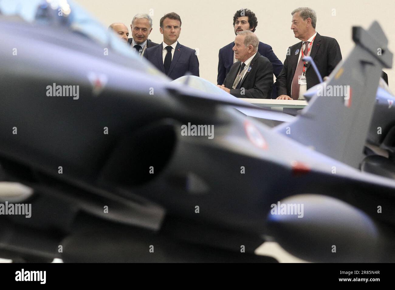 Le Bourget, France. 19th juin 2023. Eric trappier, PDG de Dassault Aviation, Bruno Giorgianni Secrétaire général de Dassault, Vice-président senior, Affaires publiques et sécurité, Président français Emmanuel Macron, Directeur général du Groupe industriel Marcel Dassault, Charles Edelstenne et le Commissaire général au salon de l'aéronautique de Paris Patrick Daher visitant l'édition 54th du salon international de l'aéronautique et de l'espace au centre d'exposition Bourget, près de Paris, France sur 19 juin 2023. Photo de Stephane Lemouton/Pool/ABACAPRESS.COM crédit: Abaca Press/Alay Live News Banque D'Images