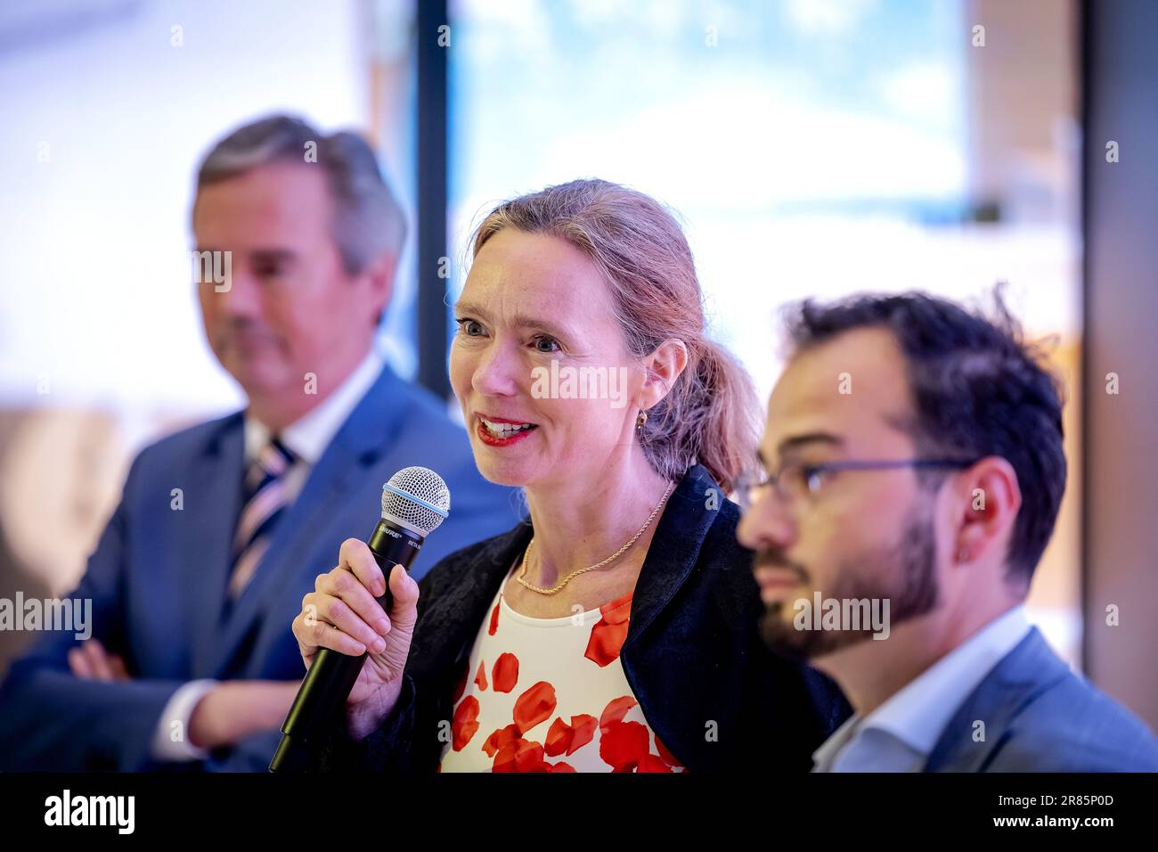 LA HAYE - Anne Koning (PvdA) lors de la présentation de l'accord de coalition Sud-Hollande. L'entente signifie que BBB, VVD, GroenLinks, PvdA et CDA travailleront ensemble. ANP ROBIN VAN LONKHUIJSEN pays-bas sortie - belgique sortie Banque D'Images